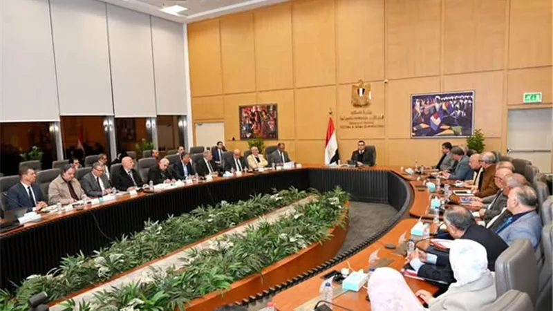 وزير الإسكان يتابع موقف مشروعات مياه الشرب والصرف الصحي بعدد من المحافظات والمدن الجديدة