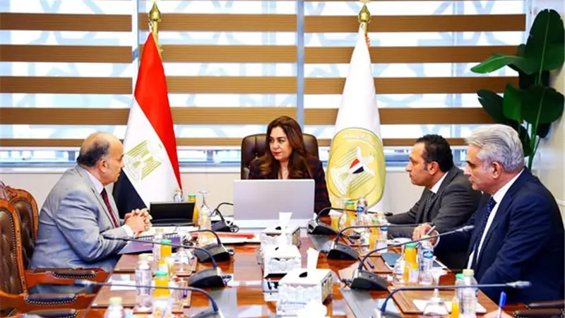 وزيرة التنمية المحلية تتابع مع شركة نهضة مصر جهود تحسين مستوى النظافة 