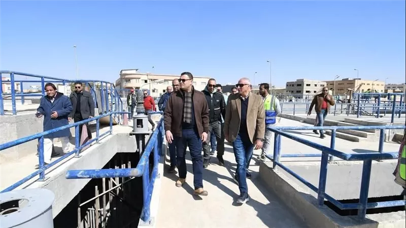 وزير الإسكان يتفقد مشروعات الإسكان ومحطة مياه الشرب بمدينة العبور