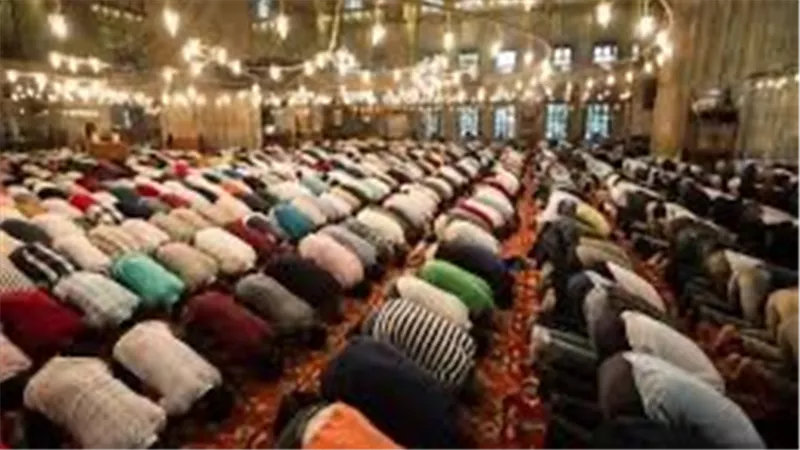 السعودية تمنع بث ونقل صلاة التراويح عبر التلفزيون وتحظر التصوير بهواتف المحمول