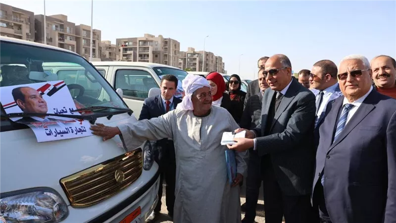 البنك الزراعي المصري يسلم 78 سيارة ميكروباص ضمن مبادرة إحلال السيارات بمحافظة المنيا