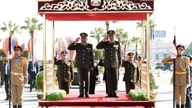القوات المسلحة تحتفل بيوم الشهيد..والقائد العام يضع إكليل الزهور على النصب التذكاري
