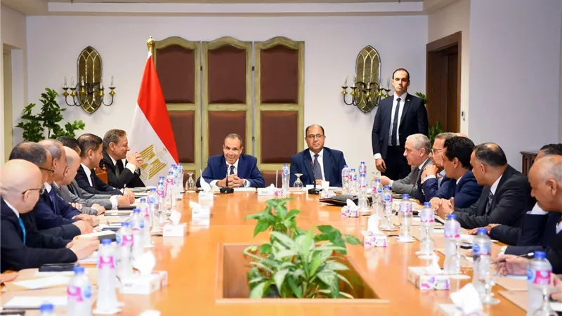 وزير الخارجية يلتقي مع قيادات الإعلام الوطني لتعزيز الرسائل الوطنية