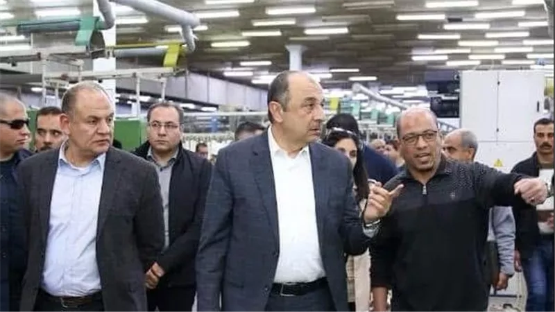 وزير قطاع الأعمال يتفقد مصانع غزل المحلة ويشارك العاملين الإفطار الرمضاني