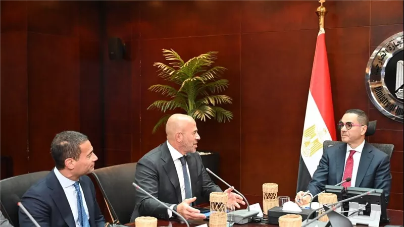 وزير الاستثمار يلتقي مستثمرين في الطاقة الخضراء 