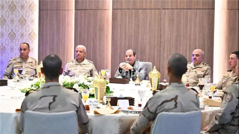 الرئيس السيسي يزور الأكاديمية العسكرية المصرية ويشارك الطلاب الإفطار