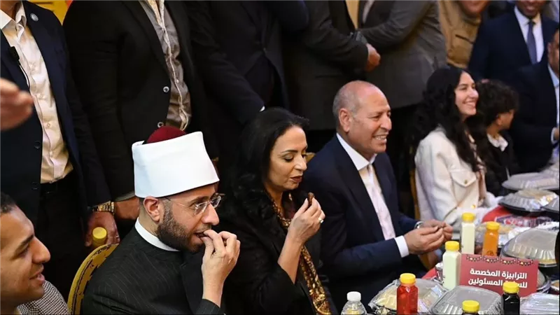 وزيرة التضامن تشارك في أكبر مائدة رمضانية شعبية بمصر في المطرية 