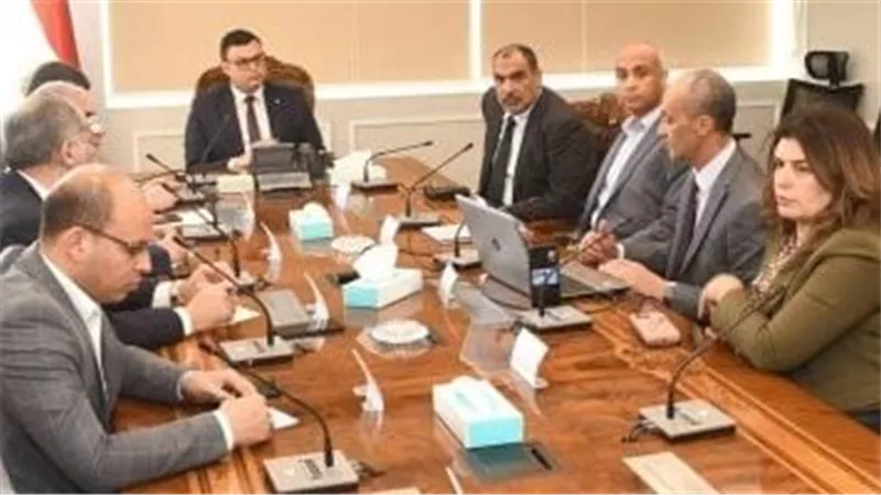 وزير الإسكان يلتقى ممثلى إحدى الشركات العالمية المتخصصة فى إنشاء البحيرات