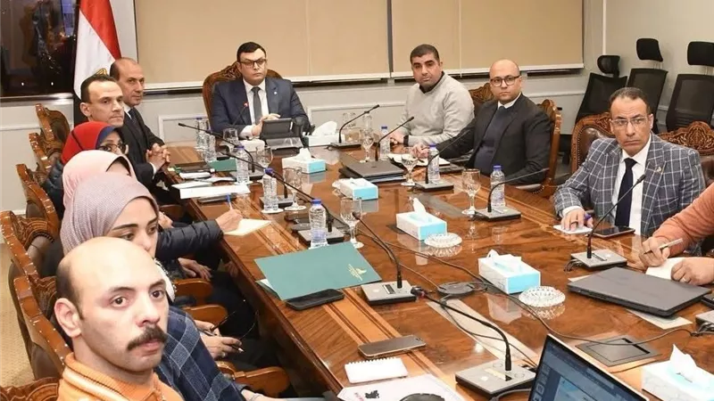 وزير الإسكان يتابع تطوير كورنيش الإسكندرية ومحاور الطرق
