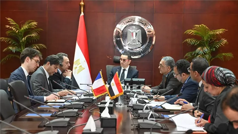 مصر وفرنسا تبحثان تعزيز التعاون الاستثماري والتجاري بين البلدين