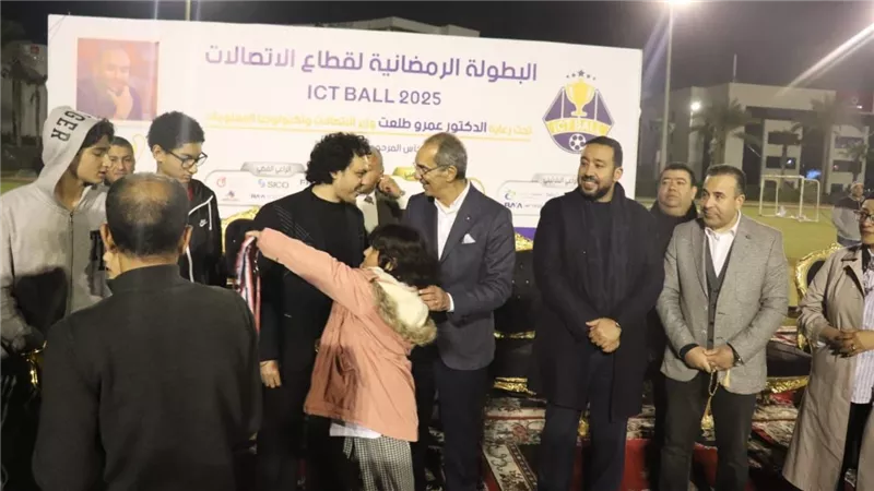 وزير الاتصالات يُتوّج فريق الشركة المصرية للاتصالات بكأس بطولة  ICTBALL 2025