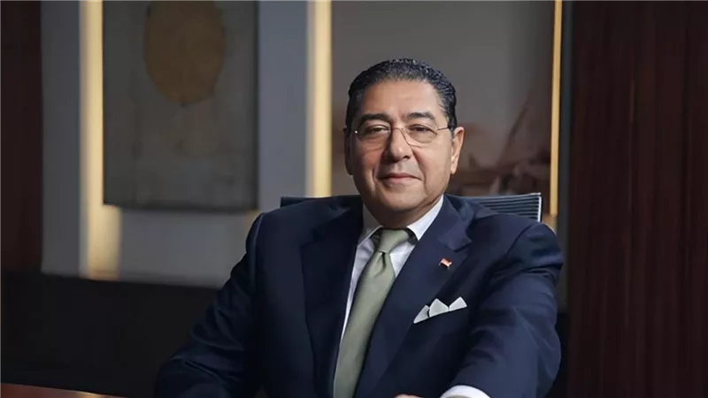 «هشام عز العرب» يتسلم جائزة الإنجاز مدى الحياة من جلوبال فاينانس