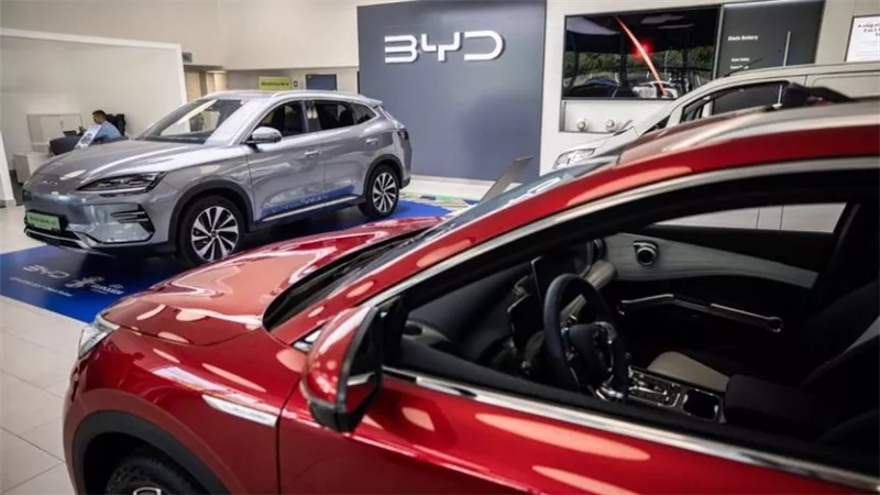 شركة BYD الصينية تتفوق على Tesla في المبيعات وتحقق إيرادات قياسية لعام 2024