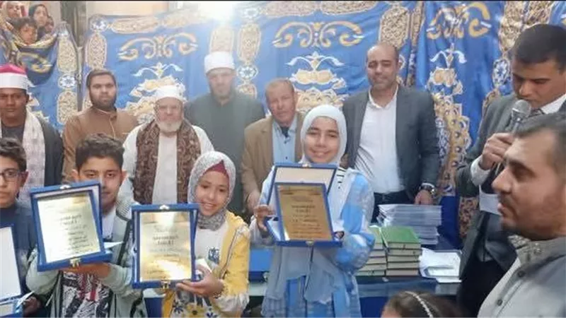 بالصور تكريم حفظة القرآن الكريم بمسابقة ال «زايد»بقرية كوم اشفين