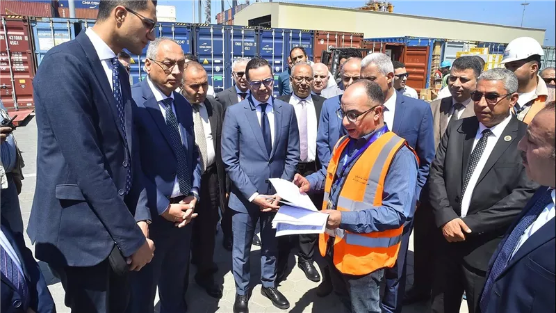 وزير الاستثمار يتفقد ميناء الإسكندرية ويُتابع إجراءات تقليل زمن الإفراج الجمركي