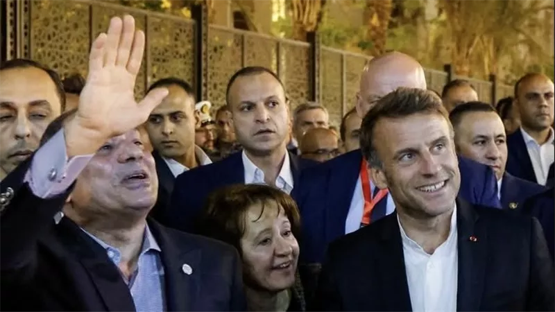 الرئيس السيسي يصطحب نظيره الفرنسي في جولة بخان الخليلي بالقاهرة