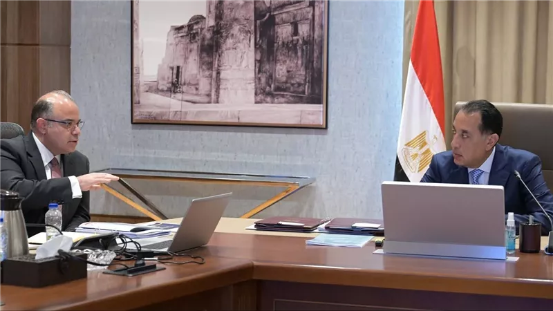 مدبولي يلتقي رئيس هيئة الرقابة المالية لبحث تطوير القطاع المالي غير المصرفي