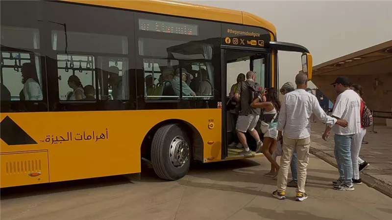 وزير السياحة يتابع ميدانيًا تشغيل الخدمات المطوّرة بمنطقة الأهرامات في ثاني أيام التشغيل التجريبي