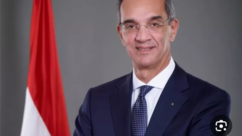 وزير الاتصالات عمرو طلعت يدعو الشركات الفرنسية لتوسيع استثماراتها في قطاع الاتصالات المصري