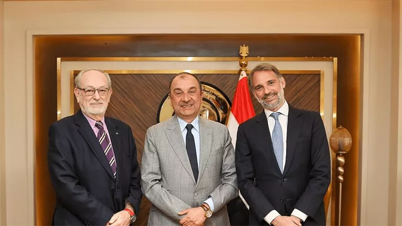 وزير قطاع الأعمال يبحث مع 