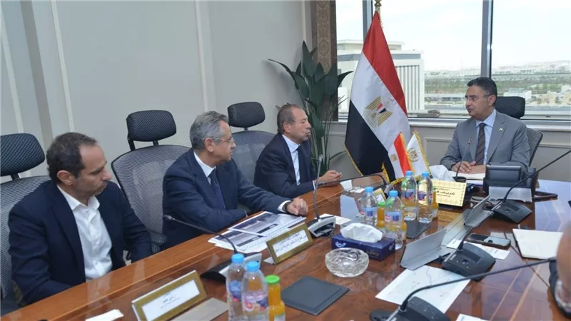وزير التموين يتابع مع أوراسكوم للإنشاءات موقف تنفيذ المخزن الاستراتيجي بالفيوم