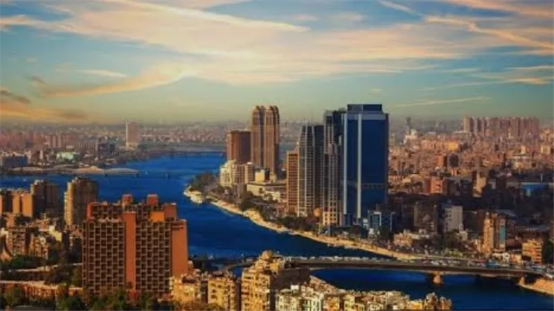القطاع الخاص غير البترولي يواصل الانكماش في مصر لأدنى مستوى منذ بداية 2025