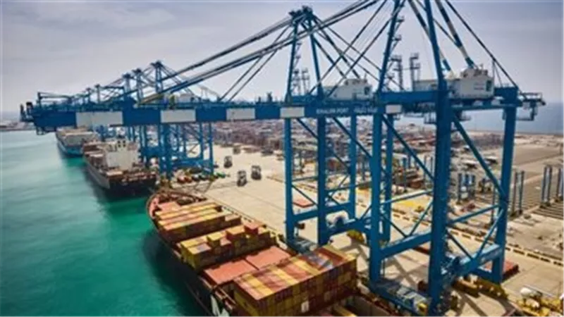 باستثمارات 1.7 مليون دولار.. المنطقة الاقتصادية لقناة السويس توقع مشروعًا لإنتاج مواد التعبئة والتغليف بالسخنة