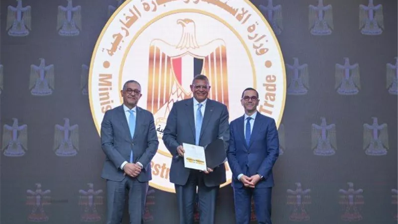 وزير الاستثمار والتجارة الخارجية يسلم 6 رخص ذهبية جديدة لعدد من المشروعات   