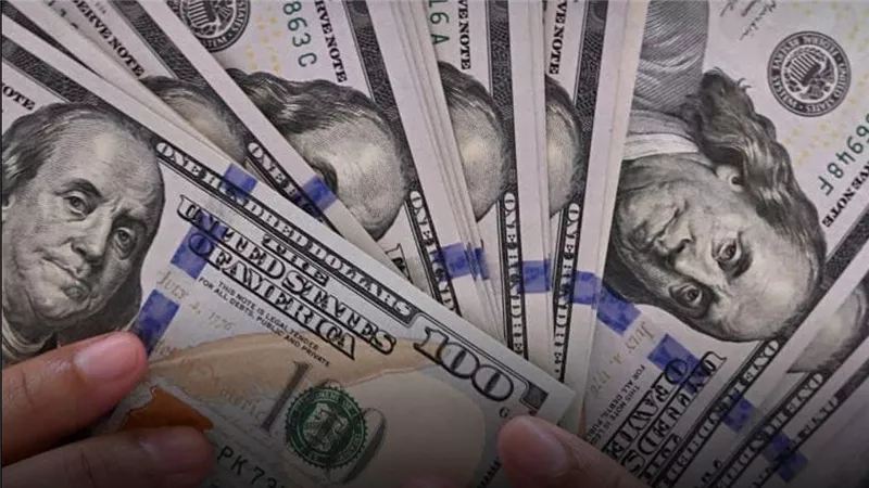 تراجع حاد في أسعار الدولار وهبوط مؤشرات الأسهم بعد تهديدات ترامب التجارية