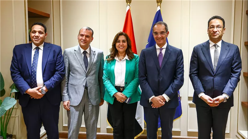 الاتصالات والتنمية المحلية يشهدان توقيع اتفاق لتوفير الأجهزة التكنولوجية لمجمعات “حياة كريمة”