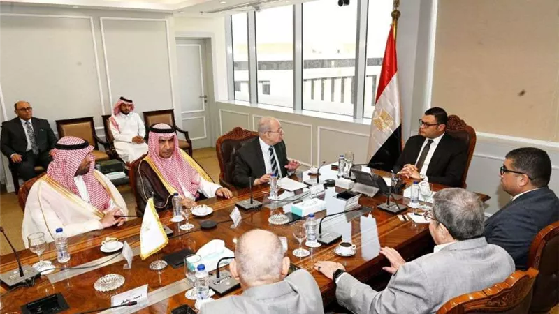 وزير الإسكان يبحث مع وفد سعودي تعزيز التعاون وتبادل الخبرات في مجالات التشييد والاستثمار العقاري