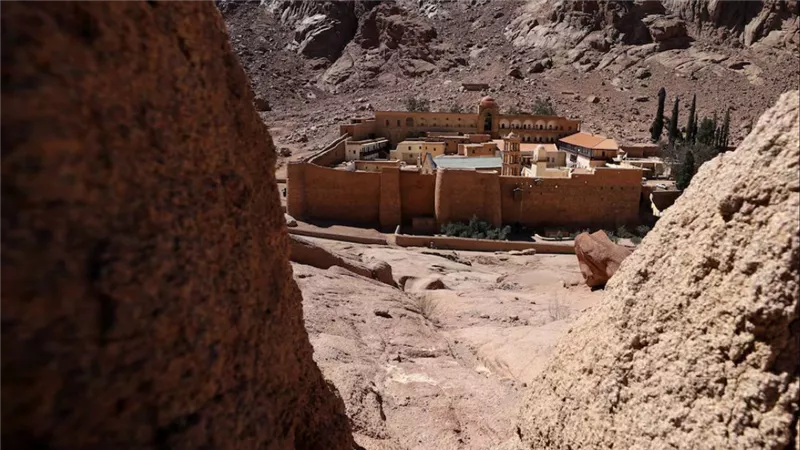 مصر واليونان تتفقان على حماية الوضع القانوني لدير سانت كاترين