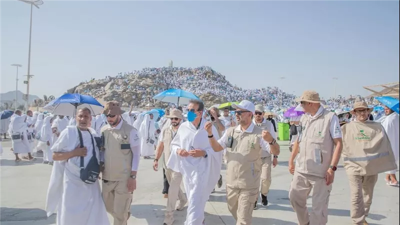 بملابس الإحرام .. وزير الصحة يتابع رعاية الحجاج المصريين