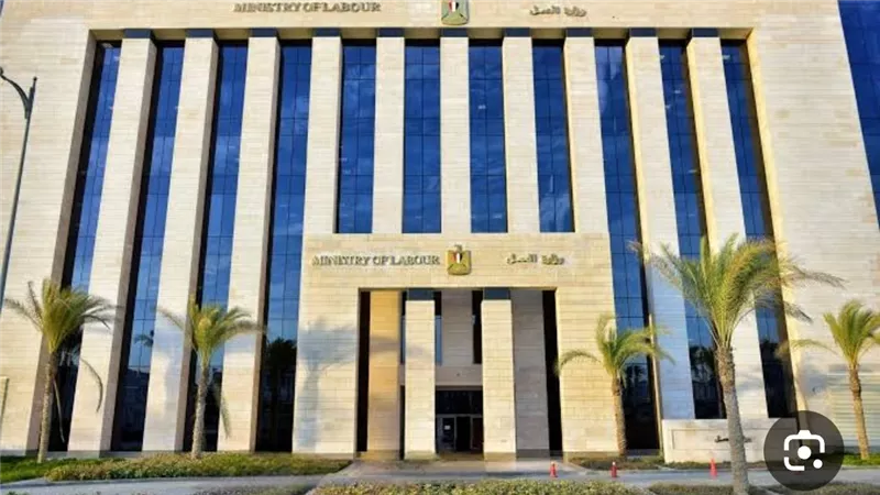وزارة العمل تجدد تحذيرها للمواطنين: جميع خدماتنا مجانية ولا وسطاء فى الوظائف
