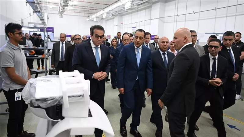 مدبولي يتفقد أول مصنع في الشرق الأوسط لتصنيع أجهزة السونار والرنين المغناطيسي