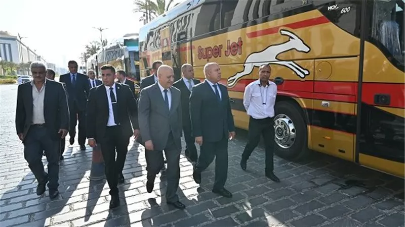 وزير الصناعة والنقل يتفقد 20 حافلة مرسيدس جديدة محلية الصنع