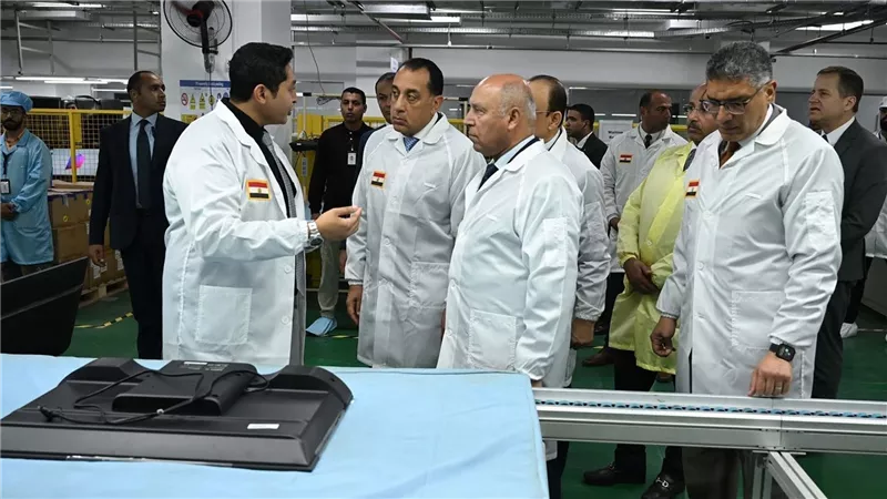 مدبولي يتفقد خطوط إنتاج هواتف شاومي بمصنع “صافي جروب” في 6 أكتوبر