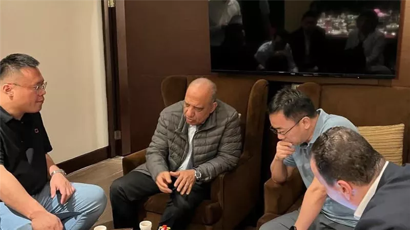 وزير الكهرباء يبحث مع شركة 