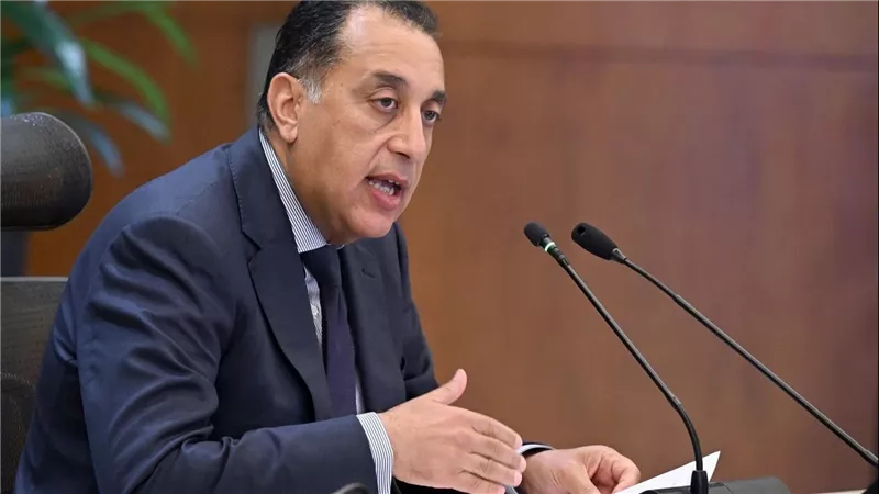 رئيس الوزراء يتابع مع وزير البترول مستجدات تجهيز وربط وحدات التغييز