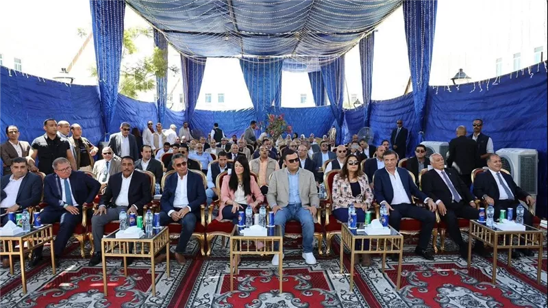 خمسة وزراء يفتتحون 