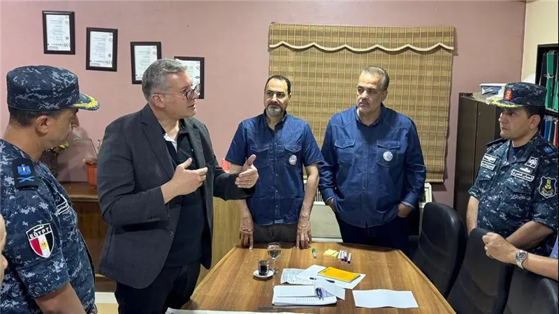 وزير البترول يتابع ميدانيًا تطورات حادث البارج “أدمارين 12” بجبل الزيت