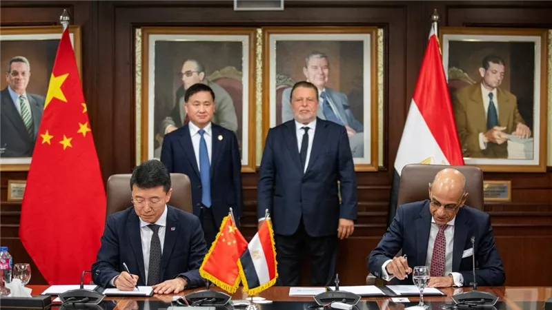 محافظ البنك المركزي يستقبل نظيره الصيني ويشهدان توقيع 3 مذكرات للتعاون المشترك