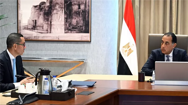 رئيس الوزراء يتابع مع وزير الاستثمار فرص الترويج لمصر عالمياً 