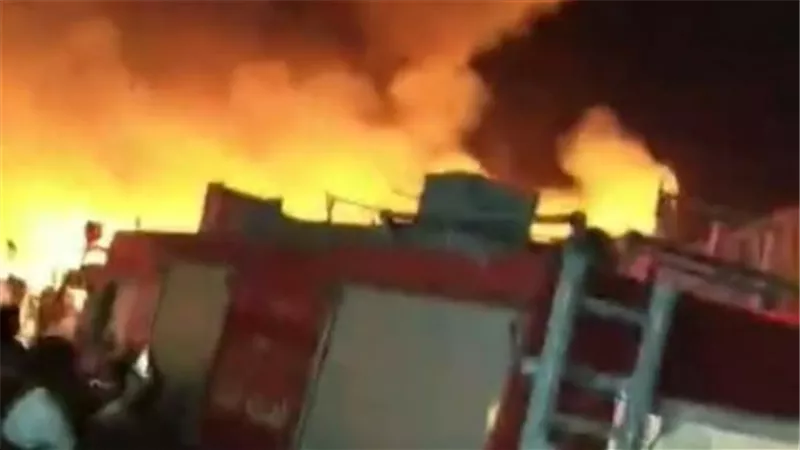 حريق هائل  فى دبى مول بمنطقة الشيخ زايد 