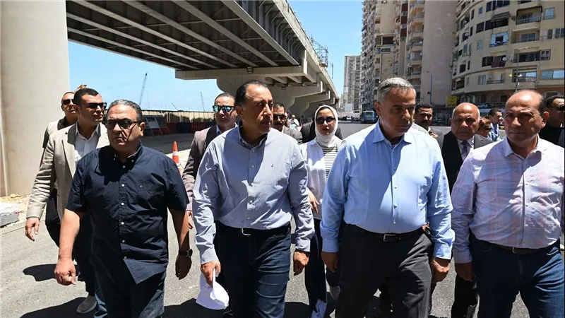رئيس الوزراء يتفقد أعمال تطوير محور “محمد نجيب” وتوسعة كورنيش الإسكندرية