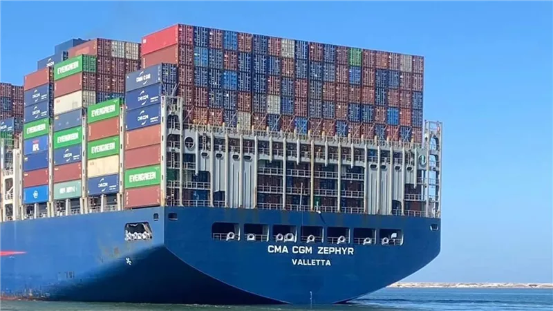 قناة السويس تشهد عبور السفينة CMA CGM ZEPHYR ضمن قافلة الجنوب 