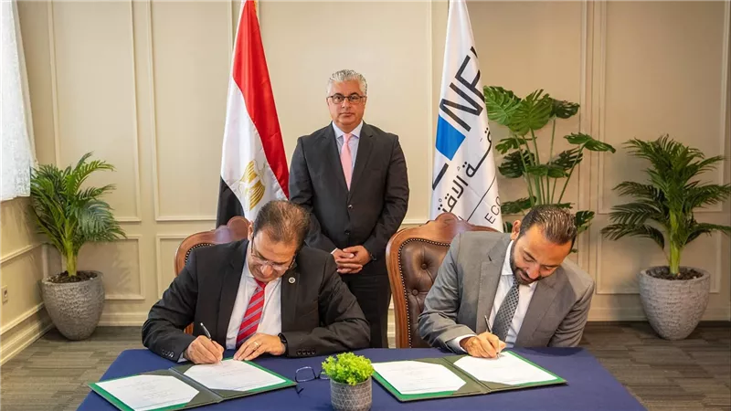 رئيس اقتصادية قناة السويس يشهد توقيع عقد مشروع شركة “CWA” للمنسوجات 