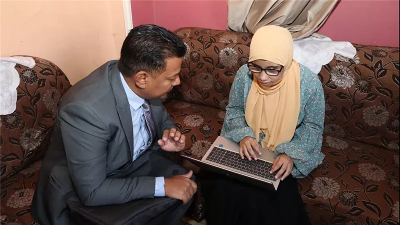 وزارة الاتصالات تُهدي “لاب توب” للطالبة الأولى على الثانوية الأزهرية مكفوفين