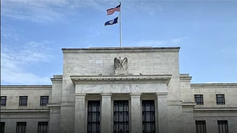 الفيدرالي الأمريكي يثبت أسعار الفائدة للمرة الخامسة ..وتأثيرات مرتقبة على الأسواق العالمية