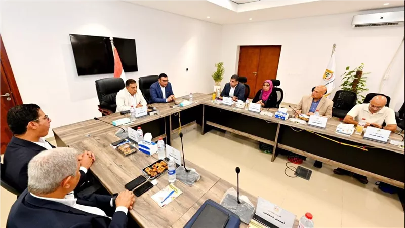 وزير الإسكان ومحافظ الدقهلية يتابعان مشروعات مياه الشرب والصرف الصحي 